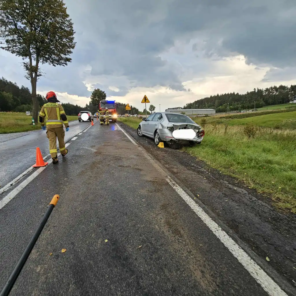 Kolizja na DK28 w Zamieściu. Zderzyły się dwie osobówki
