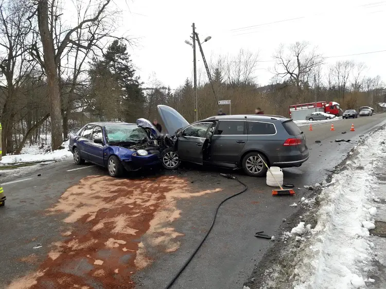 Wypadek w Nawojowej. Dwa auta rozbite, jedna osoba trafiła do szpitala