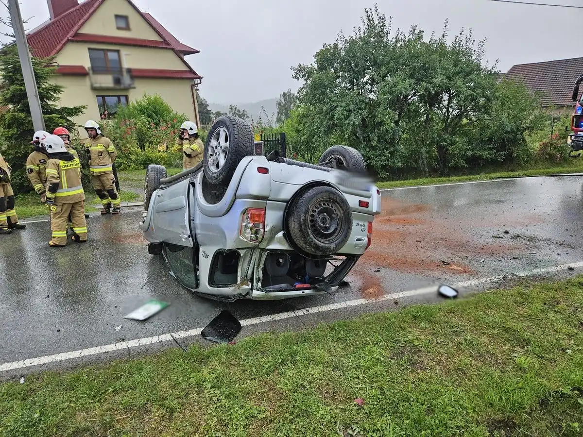 Wypadek w Czarnym Potoku. Dachowała osobówka. Jedna osoba poszkodowana