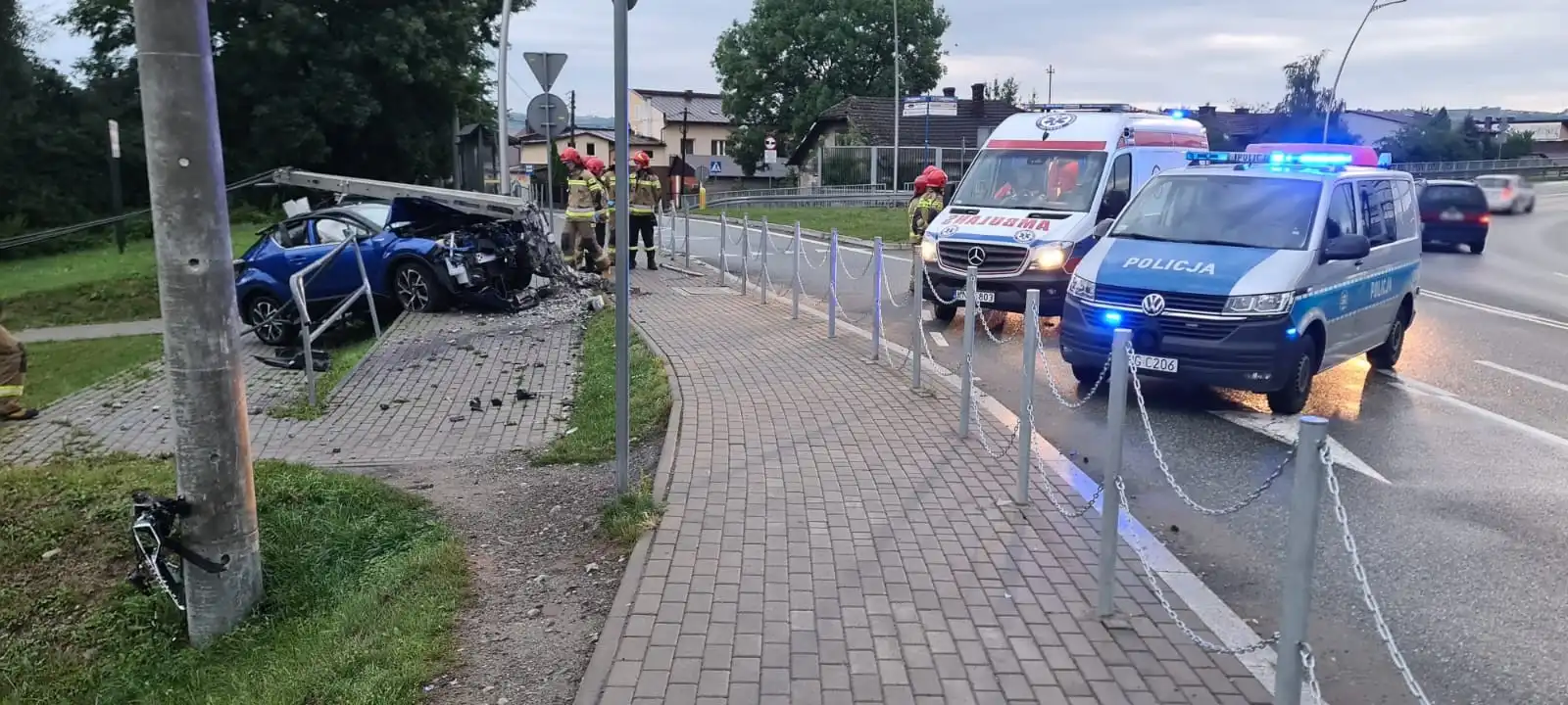 Wypadek na ul. Krakowskiej w Nowym Sączu. Samochód osobowy uderzył w betonowy słup