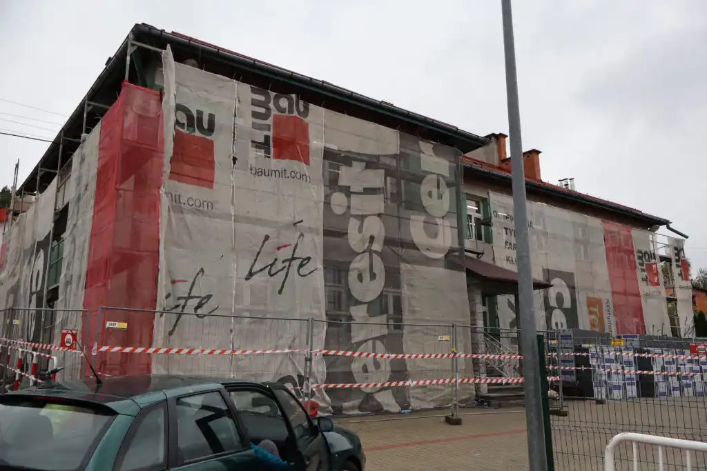 Szkoła w Piątkowej w nowej odsłonie. Ruszyła termomodernizacja za 2,4 mln zł