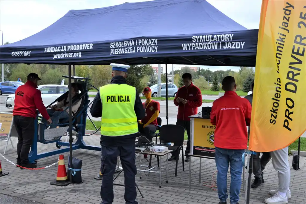 ROADPOL Safety Days z sądecką drogówką. Był symulator dachowania i alkogogle
