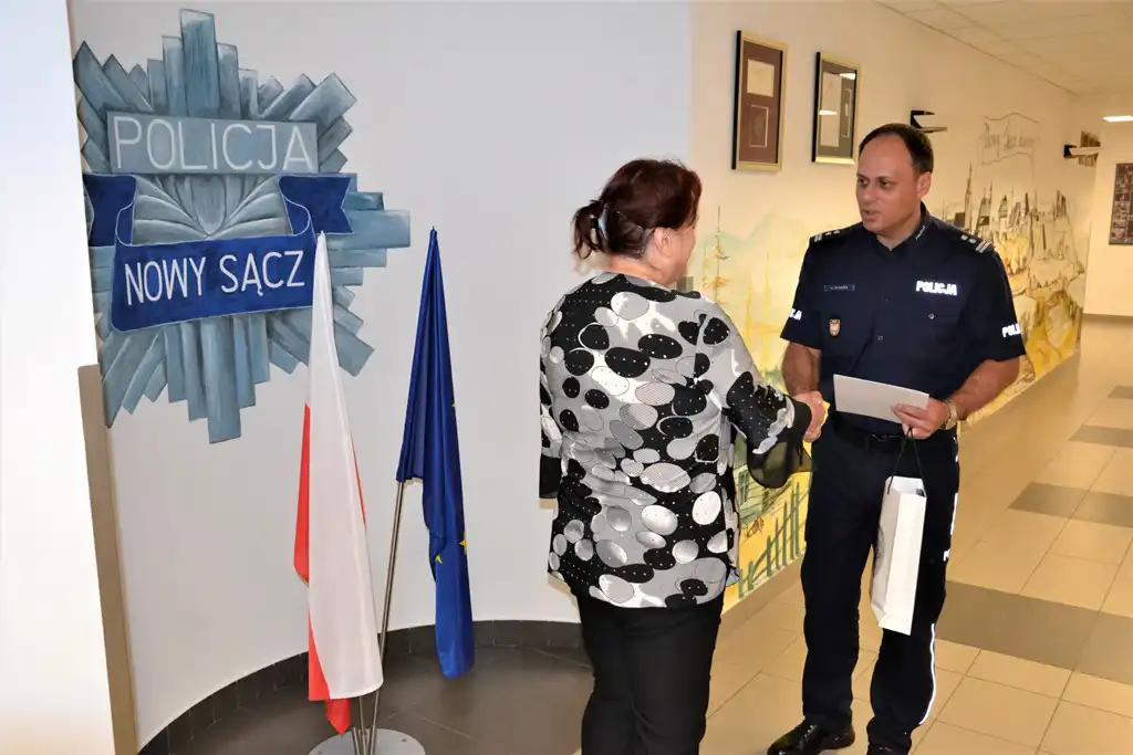 Seniorka mogła stracić swoje oszczędności. Pracownica poczty udaremniła oszustwo. Podziękował jej komendant