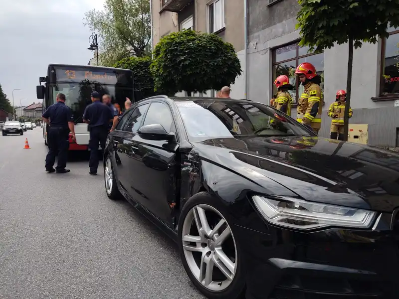 Nowy Sącz: na ul. Długosza osobówka zderzyła się z autobusem