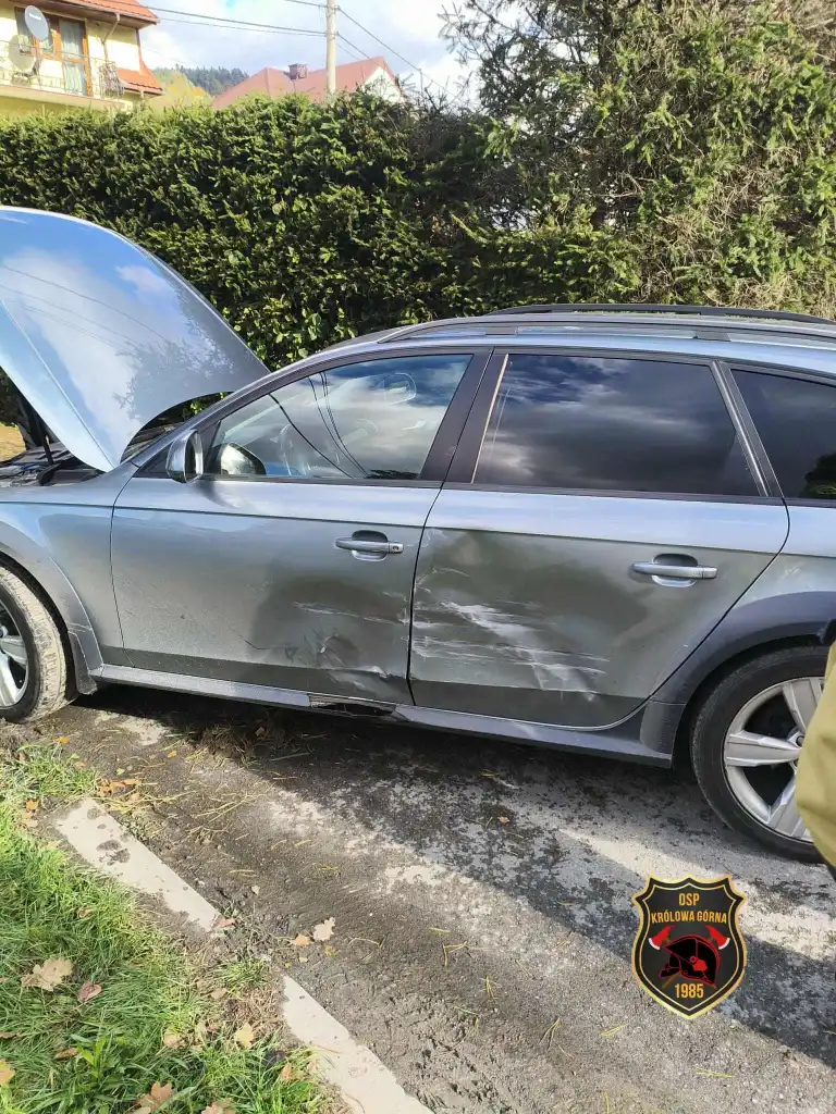 Kolizja w Królowej Górnej: BMW wpadło w poślizg i uderzyło w drugi samochód