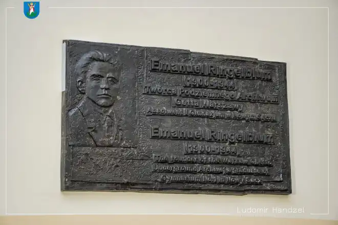 W I LO w Nowym Sączu uroczyście odsłonięto tablicę upamiętniającą Emanuela Ringelbluma