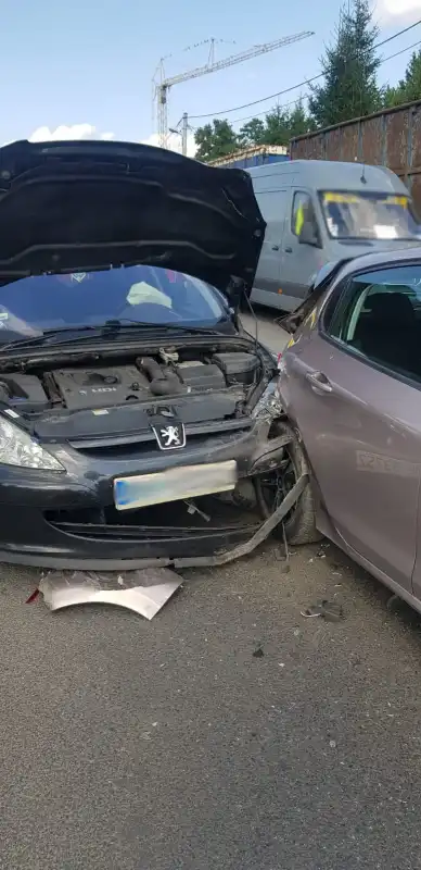 Wypadek na ul. Węgierskiej w Nowym Sączu. Zderzyły się cztery pojazdy i rowerzysta