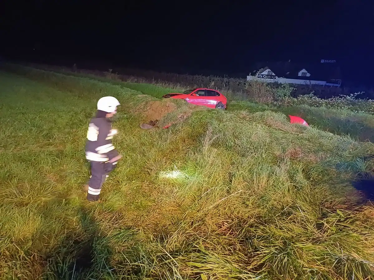 Wypadek w Maszkowicach. Samochód osobowy wypadł z drogi. Trzy osoby poszkodowane