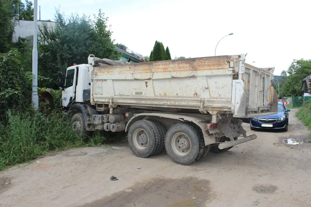 Gorlice: jechał ciężarówką po ścieżce rowerowej