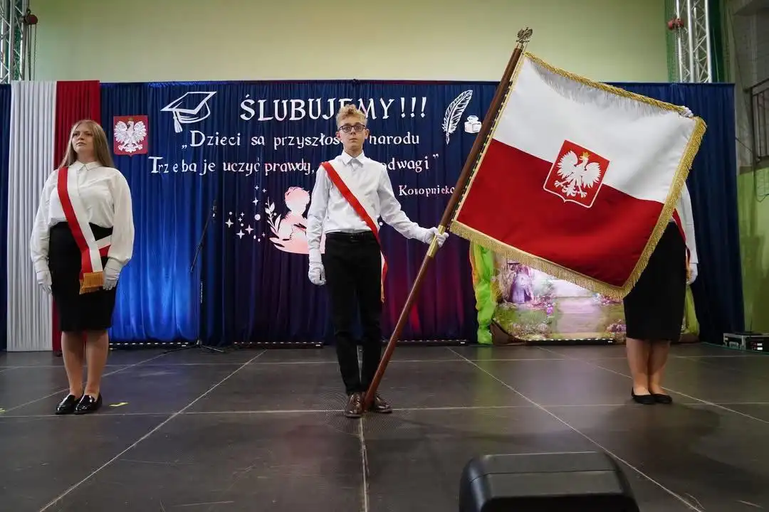 Nowy sztandar dla szkoły w Kwiatonowicach. Symbol jedności i tradycji