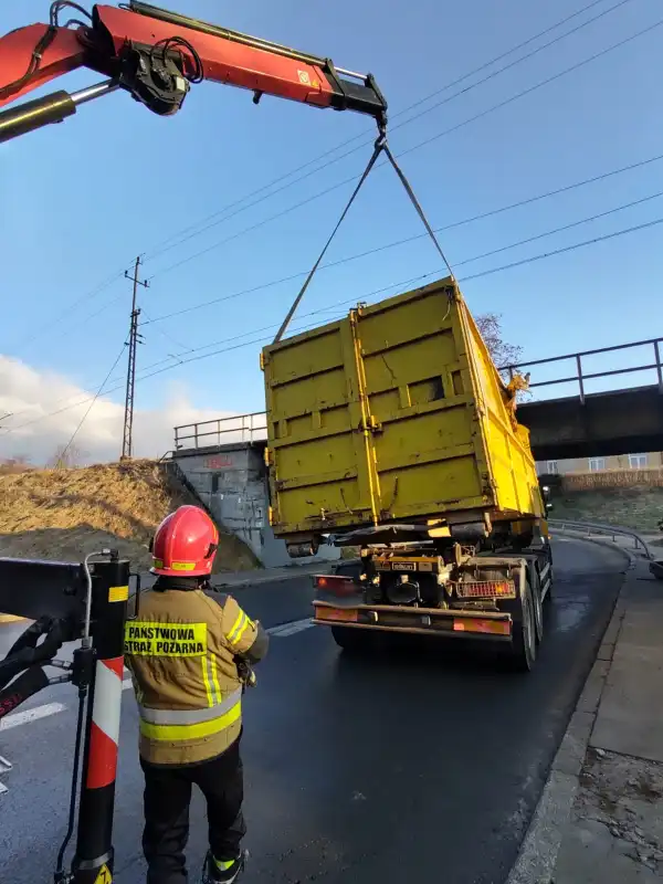 Nowy Sącz: na ul. Św. Kunegundy ciężarówka uderzyła w wiadukt