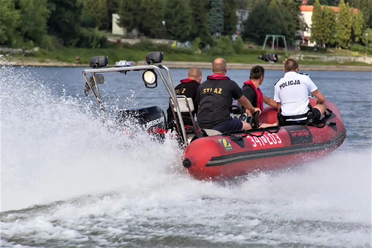 Wspólne patrole Policji i Straży Pożarnej na Jeziorze Rożnowskim