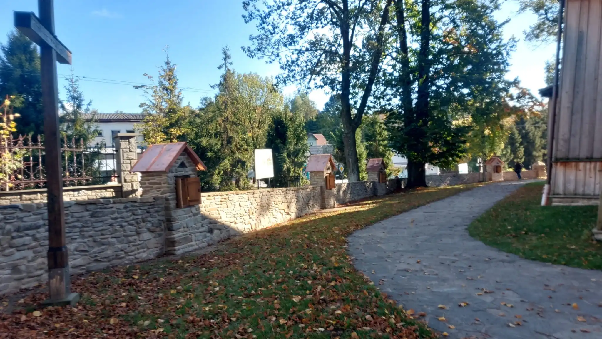 Kościół w Łukowicy zyskał nowy blask. Renowacja muru zakończona
