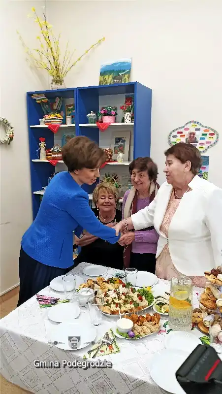 Minister Rodziny i Polityki Społecznej Marlena Maląg odwiedziła seniorów Gminy Podegrodzie