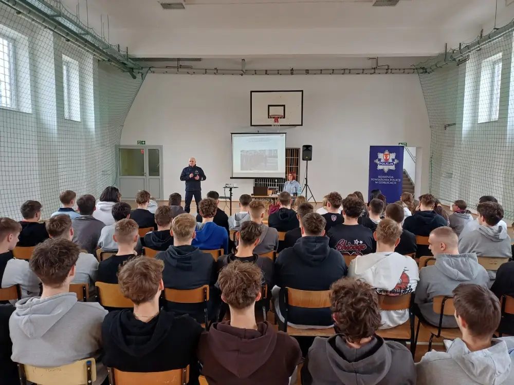 Służba pełna wyzwań. Policja promuje zawód wśród maturzystów