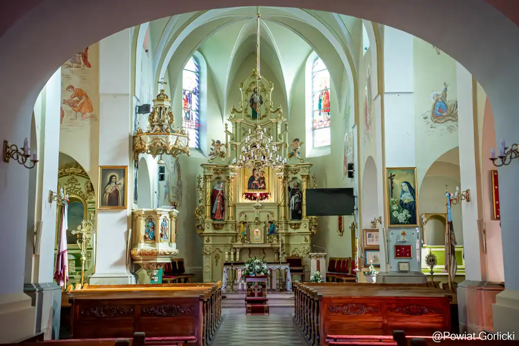 Kościół św. Wojciecha w Staszkówce po renowacji ołtarzy