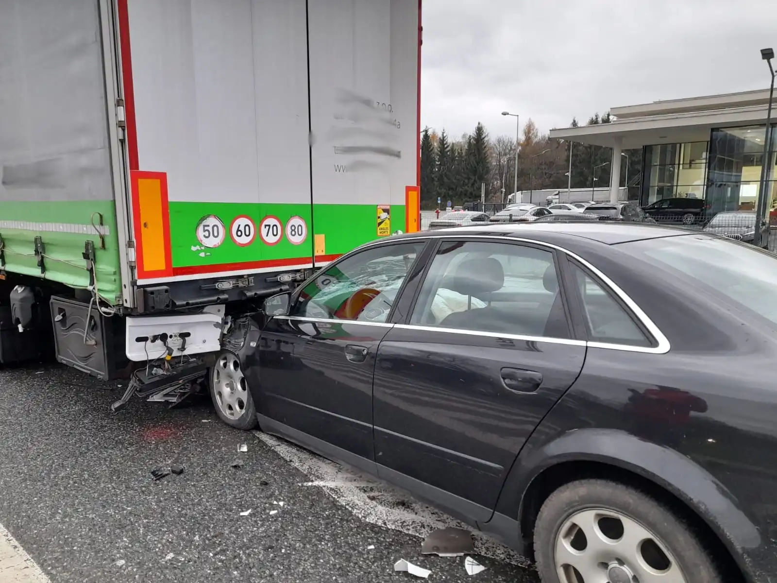 Wypadek w Nowym Sączu. Audi wbiło się pod naczepę ciężarówki