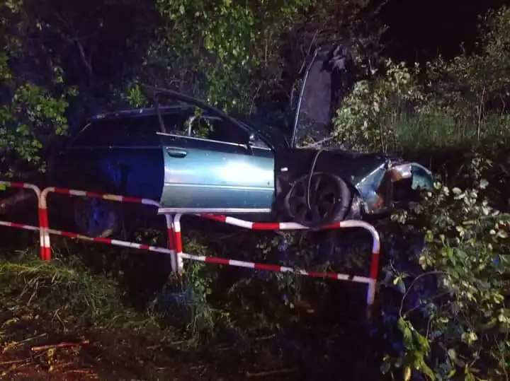 Wypadek w Moszczenicy. Osobówka wylądowała oparta o barierkę drogową