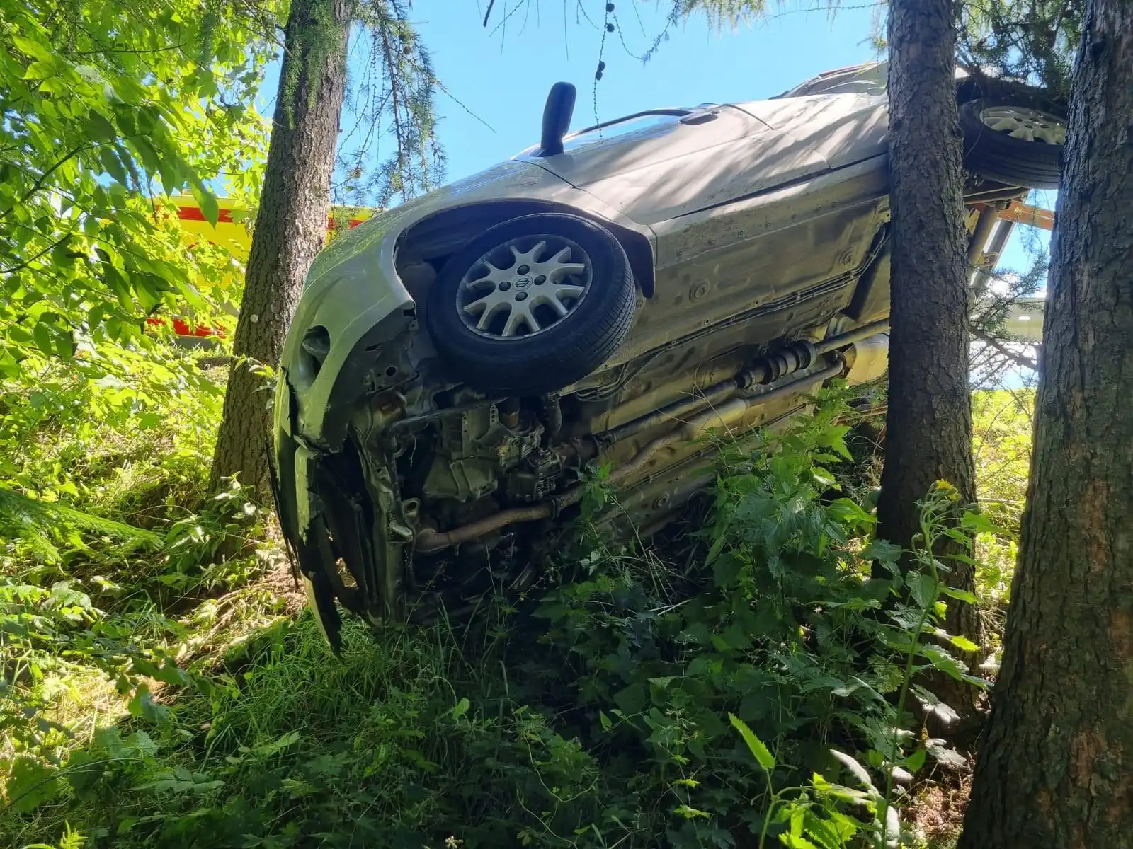 Wypadek w Krynicy-Zdroju. Samochód osobowy wypadł z drogi