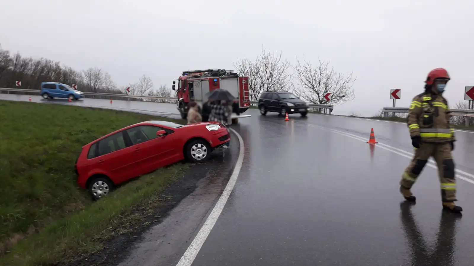 W Biczycach Dolnych osobówka wypadła z drogi i "wylądowała" w przydrożnym rowie