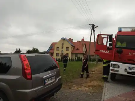 Od rana trwają prace porządkowe po wczorajszej wichurze nad Librantową
