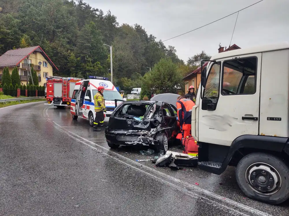 Wypadek w Nowym Sączu. Samochód osobowy zderzył się z ciężarówką