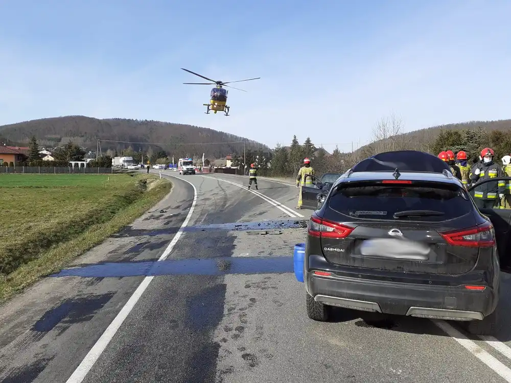 Wypadek w Łososinie Dolnej. Sześć osób poszkodowanych. Na miejsce wezwano śmigłowiec LPR