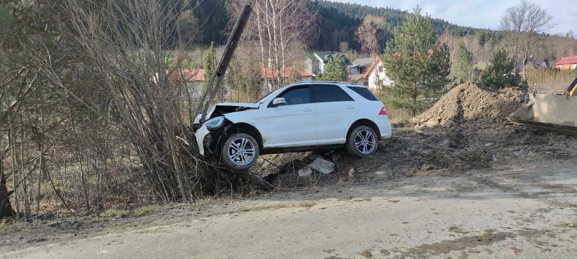 Wypadek w Królowej Górnej: samochód osobowy wypadł z drogi i uderzył w słupa