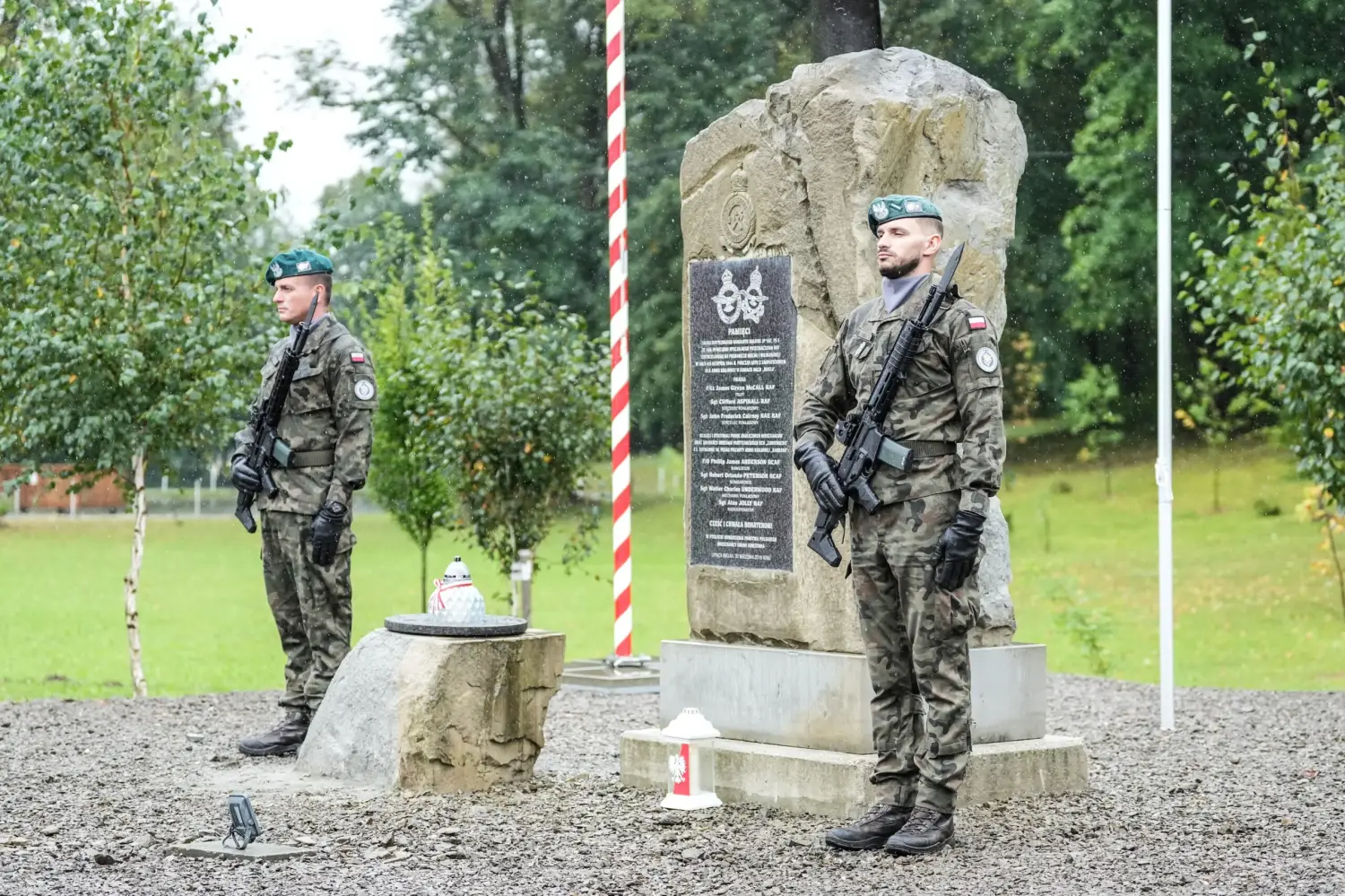 Siedmiu lotników, trzech poległych. Gmina Korzenna pamięta o załodze Halifaxa JP162