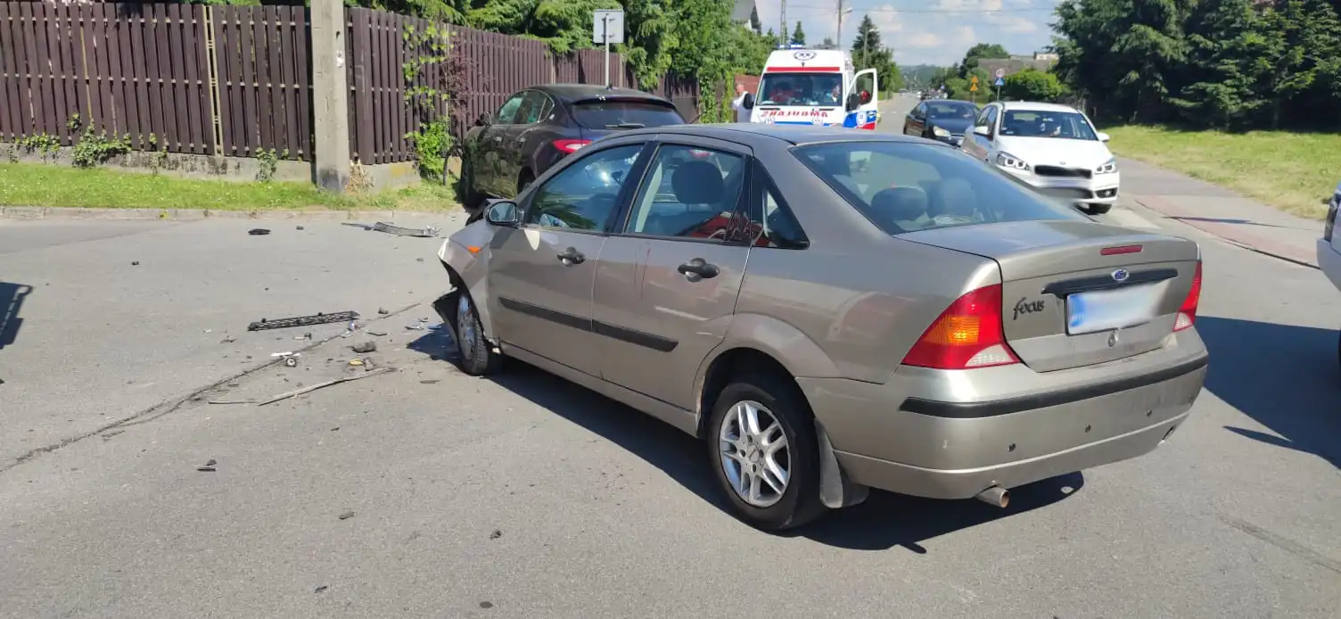 Wypadek w Nowym Sączu. Na ul. Hallera zderzyły się trzy pojazdy. Dwie osoby w szpitalu