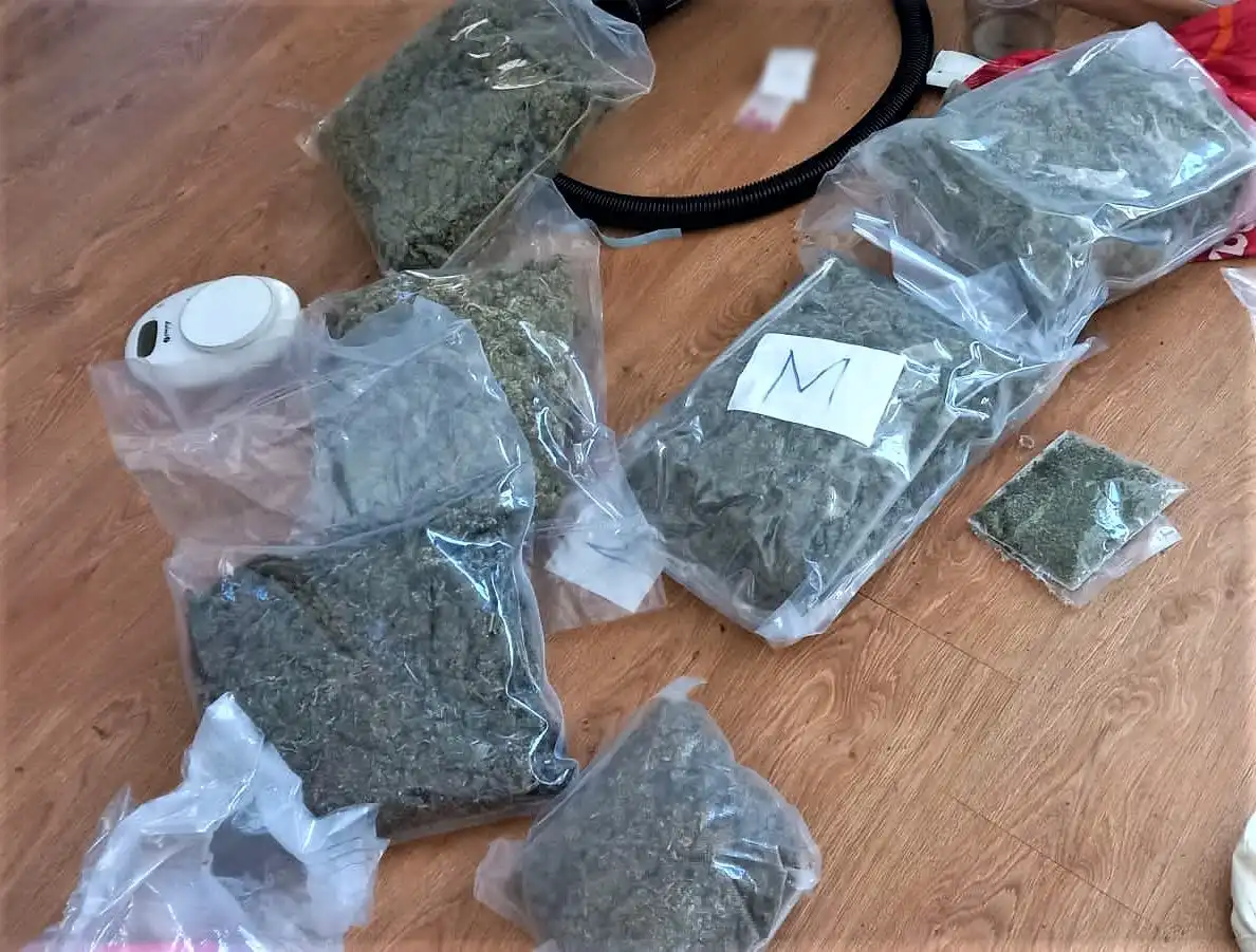 Sądeccy policjanci zabezpieczyli blisko 5 kg marihuany i 200 tys. nielegalnych papierosów