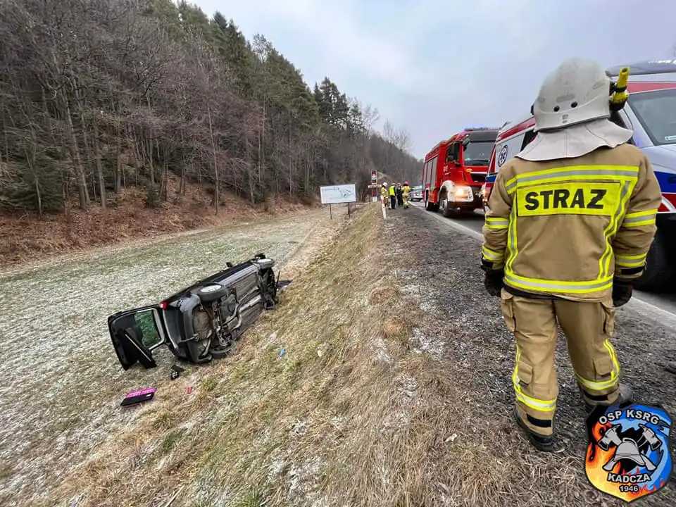 Wypadek w Kadczy. Samochód wypadł z jezdni i "wylądował" w szczerym polu