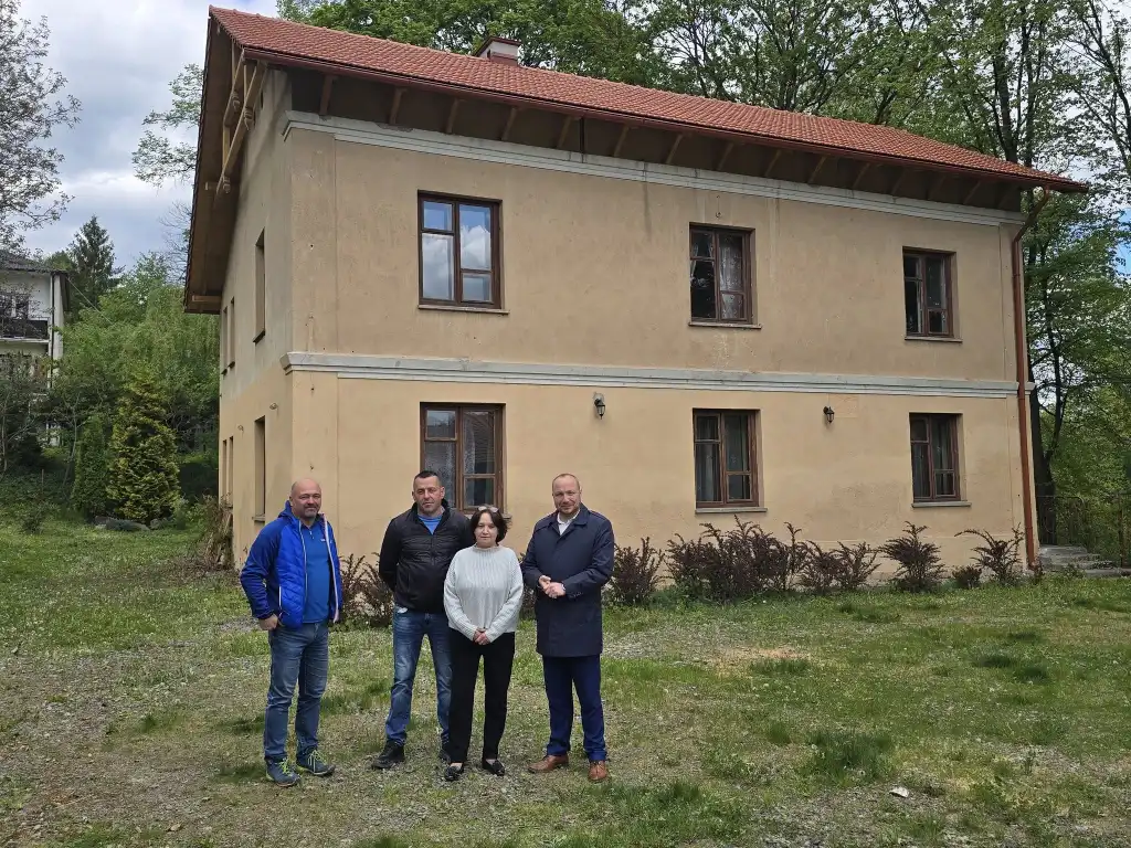 Dwór w Przyszowej z nowym dachem. Gmina Łukowica działa