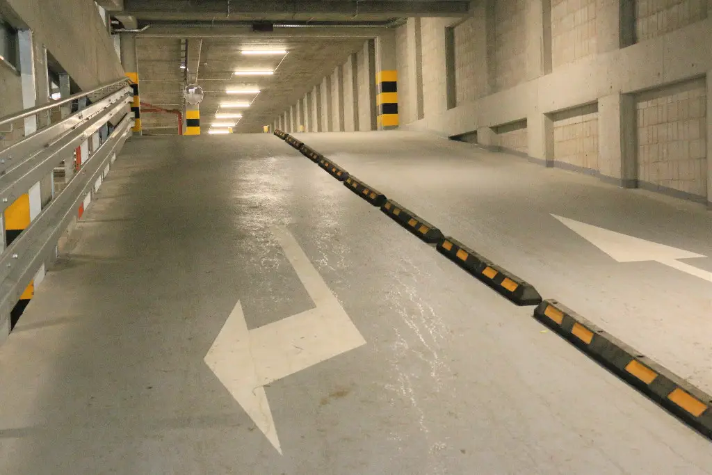 Limanowa: Kończy się budowa wielopoziomowego parkingu przy ul. Ks. Łazarskiego
