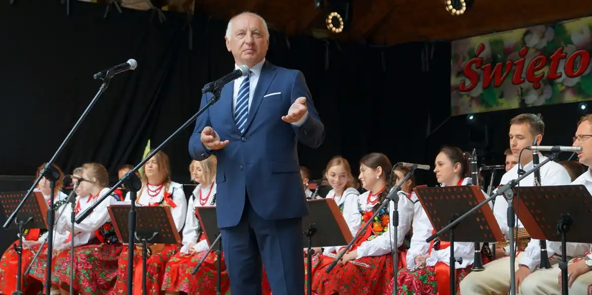 Obchody Święta Kwitnącej Jabłoni w Łącku. W Amfiteatrze na Jeżowej zebrały się tłumy gości