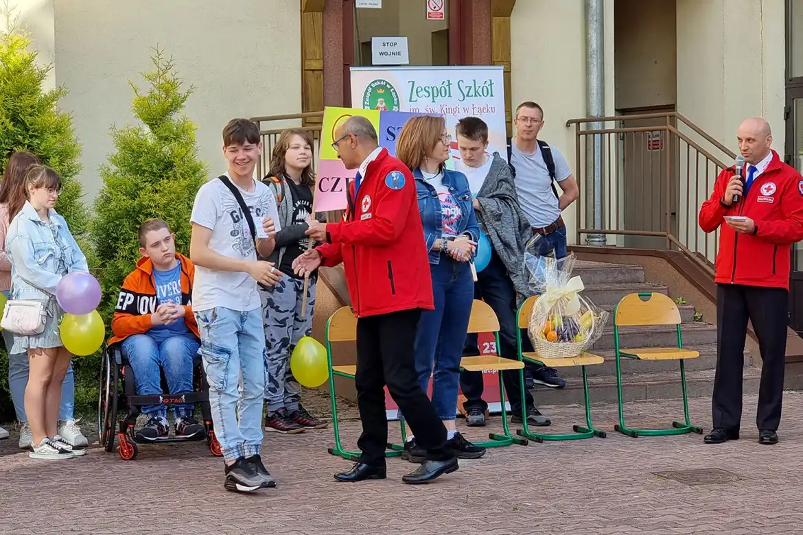 Uczniowie ZS w Łącku wzięli udział w 11. edycji wydarzenia pod hasłem Baw się dobrze! #NIEspieczRaka