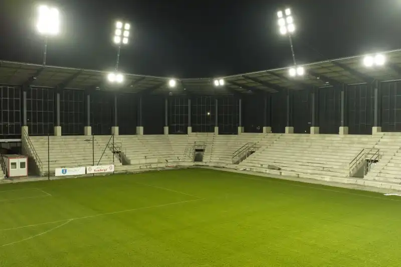 Światła rozbłysły na stadionie Sandecji. Test oświetlenia za nami, finał prac coraz bliżej