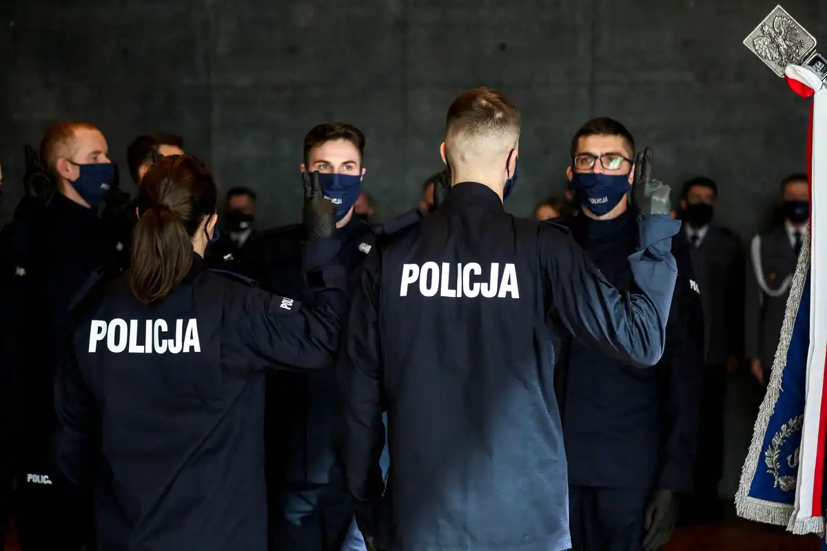 Szeregi małopolskiej Policji zasiliło 49 nowych funkcjonariuszy. Jeden z nich będzie pełnił służbę w Nowym Sączu