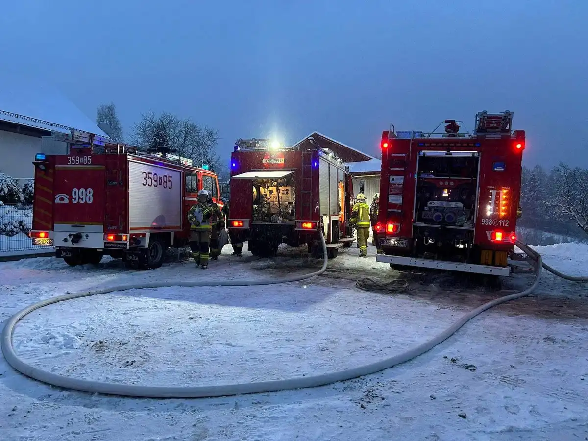 Pożar domu jednorodzinnego w Skrudzinie. Ogień pojawił się w piwnicy