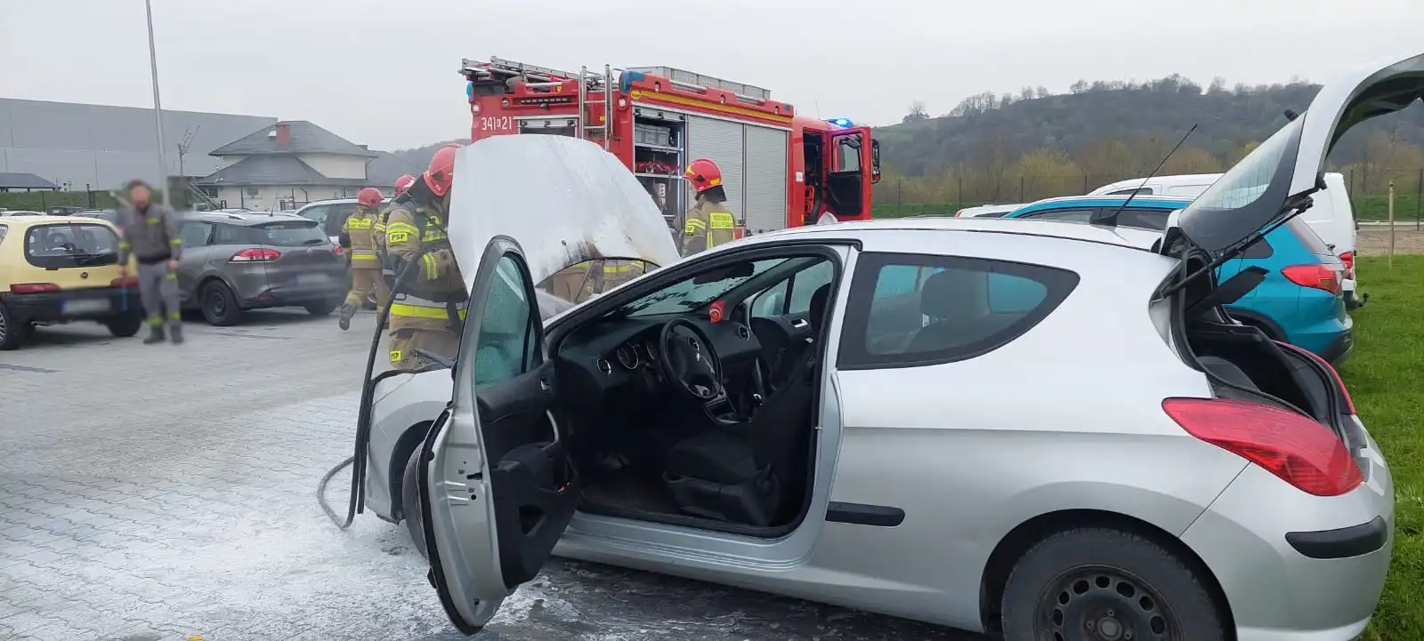 Pożar osobówki na parkingu w Wielogłowach