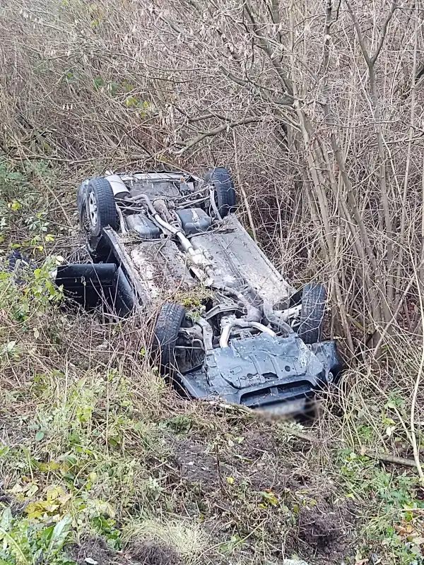 Witowice Dolne: Samochód wypadł z drogi i dachował