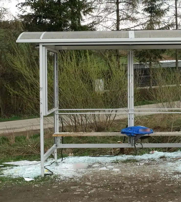 Pijany 35-latek zdemolował wiatę przystanku w Czyrnej