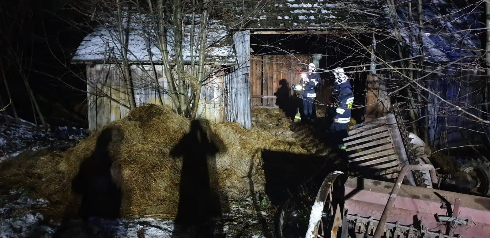 Pożar w budynku gospodarczym w Roztoce-Brzezinach. Płonęło siano