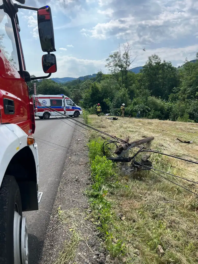 Wypadek w Kamionce Wielkiej: samochód wypadł z drogi i uszkodził słup telekomunikacyjny. Jedna osoba trafiła do szpitala