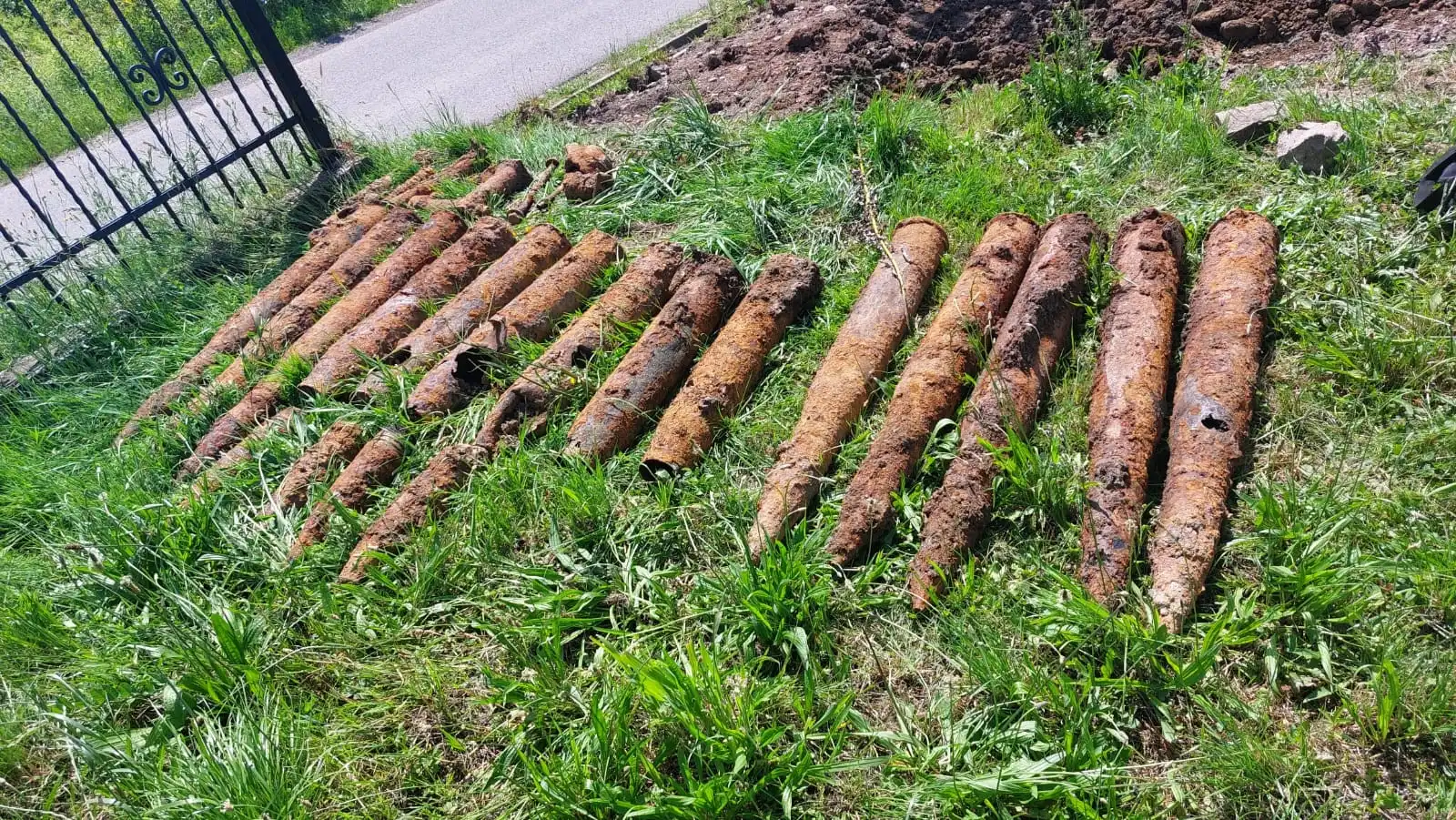 Operator koparki znalazł istny arsenał, aż 60 pocisków na prywatnej działce w Chełmcu