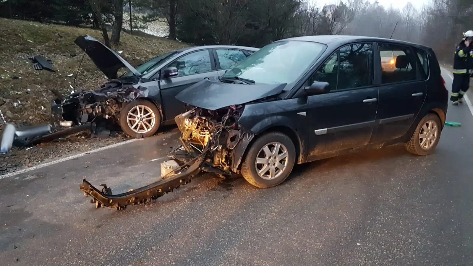 Kolizja w Zawadce. Dwa auta rozbite