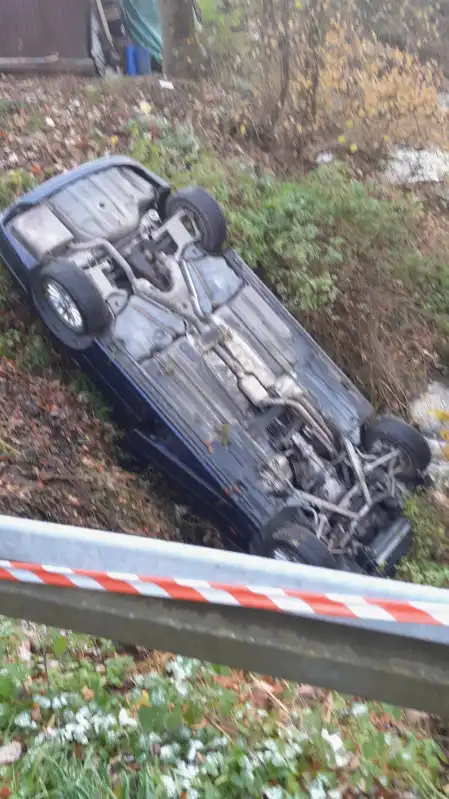 W Nawojowej samochód osobowy zjechał z drogi i dachował