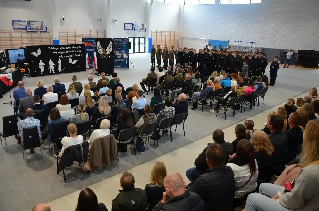 Pierwszoklasiści Zespołu Szkół w Marcinkowicach złożyli uroczyste ślubowanie