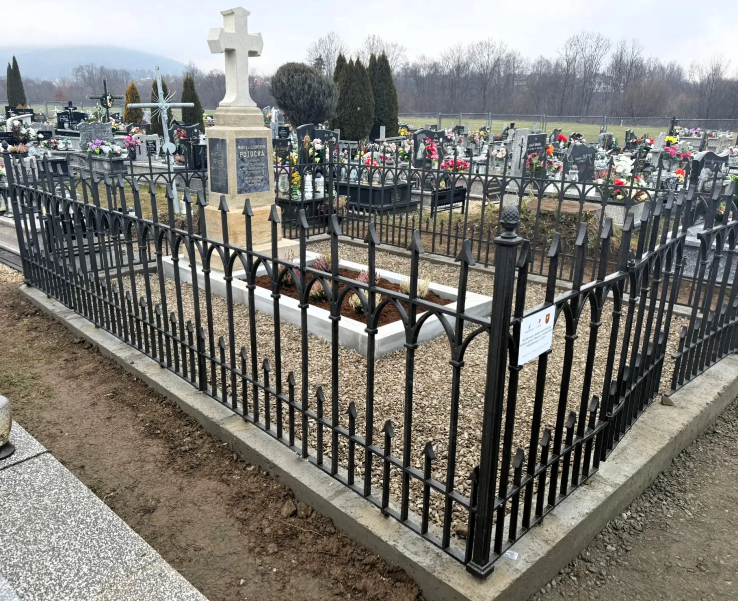 Nagrobek Potockich i rokokowy ołtarz po renowacji
