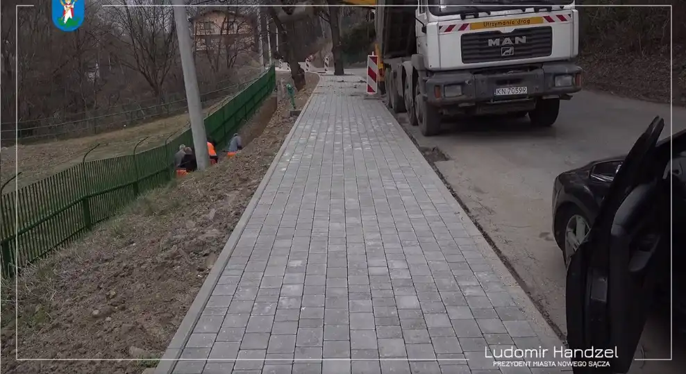 Nowy Sącz: Kończy się budowa chodnika przy ul. Zdrojowej